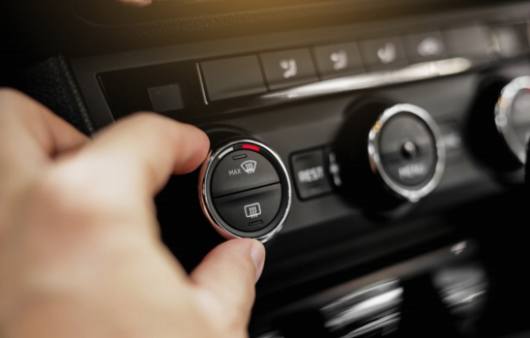 Bil klimaanlæg lækager: Hvad du skal vide for at holde dig kølig på vejen