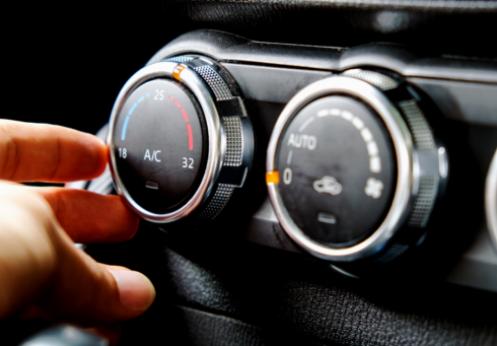 Faren ved at ignorere raslende eller bankende lyde fra din bils aircondition