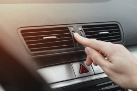 Hvorfor din bils airconditionanlæg muligvis hvæser, og hvordan du løser det