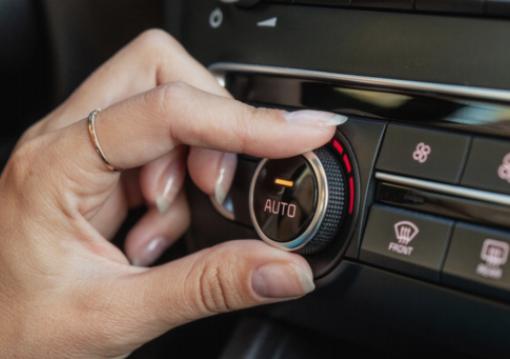 Ignorer ikke disse 5 usædvanlige lyde, der kommer fra din bils AC-enhed