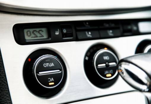 Påvirkningen af at ignorere mærkelige lugte fra din bils airconditionssystem