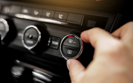 Sådan identificerer og løser du usædvanlige kliklyde fra din bils airconditionanlæg