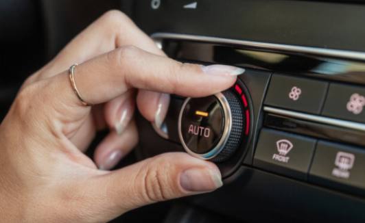 Sådan udskifter og reparerer du luftkonditioneringslanger og -rør i din bil