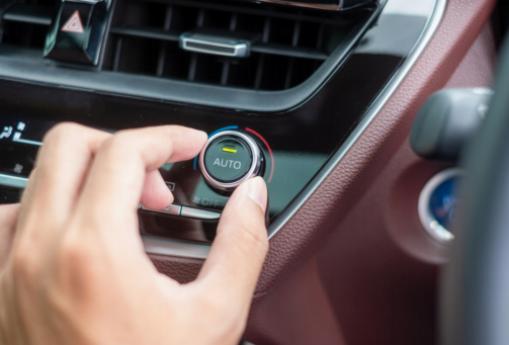 Tegn på, at din bils aircondition-kølemiddel skal genopfyldes