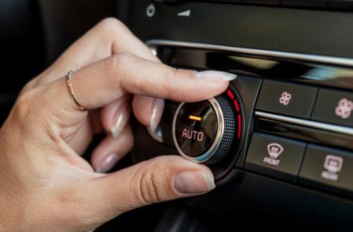 Vigtigheden af regelmæssig kontrol og udskiftning af din bils aircondition-kølemiddel